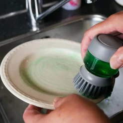 In Round Afwasborstel Met Zeepdispenser / Zeepreservoir – Inclusief Houder – Grijs – Afwas Borstel – Zeep Handborstel – Doseerpomp – Afwasmiddel Dispenser – Navulbaar -Lifestyleproducten 1200x1200 1305