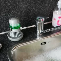 In Round Afwasborstel Met Zeepdispenser / Zeepreservoir – Inclusief Houder – Grijs – Afwas Borstel – Zeep Handborstel – Doseerpomp – Afwasmiddel Dispenser – Navulbaar -Lifestyleproducten 1200x1200 1306