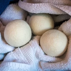Apeiron Drogerballen - Droogballen - 6 XL Wasbollen - Droger - Duurzaam - Wasmachine - Wasverzachter - Energie Besparen - Zero Waste - Schapenvacht - Wol -Lifestyleproducten 1200x1200 542