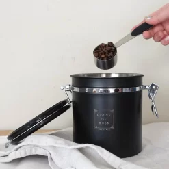 House Of Husk Koffieblik Met CO² Ventilatie - Bewaarblik - Voorraadbussen - Voorraadblik - RVS - Zwart - 1.5 Liter -Lifestyleproducten 1200x1200 943