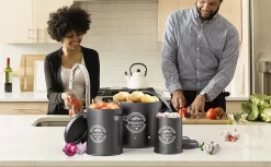 Professionele Bewaardozen - Set Van 3 - Voor Aardappels, Uien En Knoflook - Retro Design - Voorraadcontainer Van Metaal - Keukenopslag - Groentes Bewaren Voor Lange Tijd - Perfect Cadeau Voor In De Keuken -Lifestyleproducten 1200x742 9