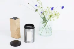 Brabantia Voorraadbus - 1,4 L - Matt Steel Fingerprint Proof / Matt Black Deksel - Met Venster -Lifestyleproducten 1200x799 1