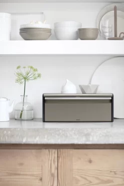 Brabantia Broodtrommel - Met Klepdeksel - Platinum -Lifestyleproducten 799x1200