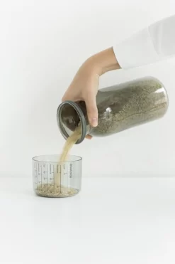 Brabantia Voorraadbussen Met Maatbeker Set Van 2 - 1,3 L - Dark Grey -Lifestyleproducten 799x1200 7